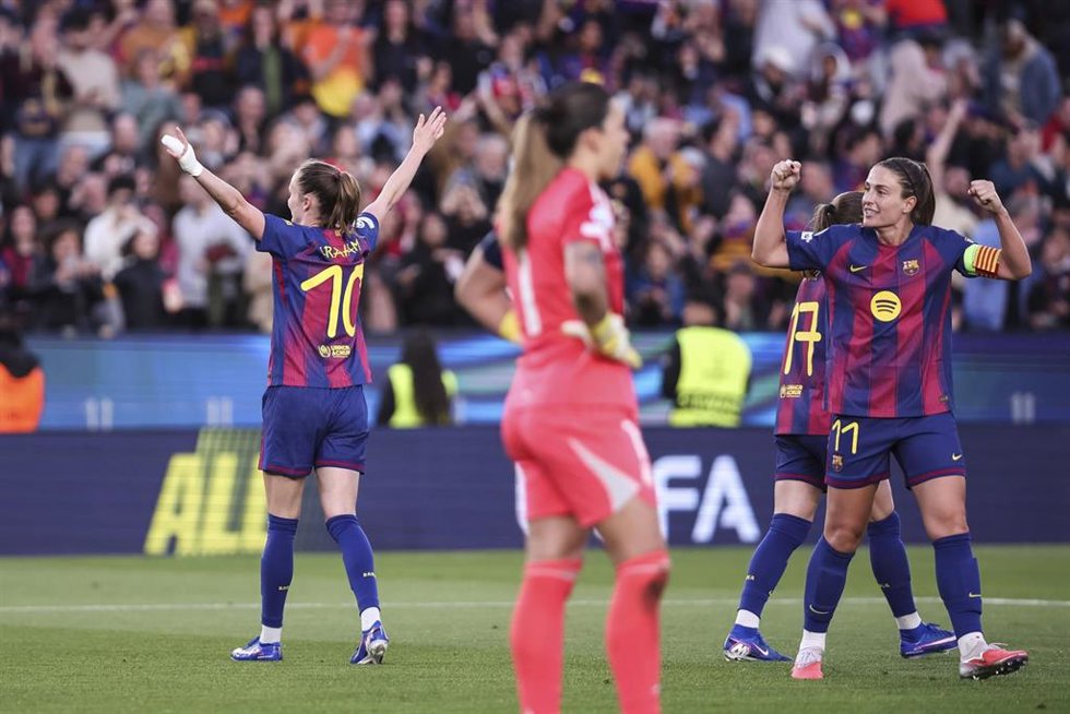 Caroline Graham Hansen (FC Barcelona Femení) celebra uno de sus goles en el triunfo contra el Real Madrid en el Spotify Camp Nou, en la vuelta de los cuartos de final de la Liga de Campeones Femenina