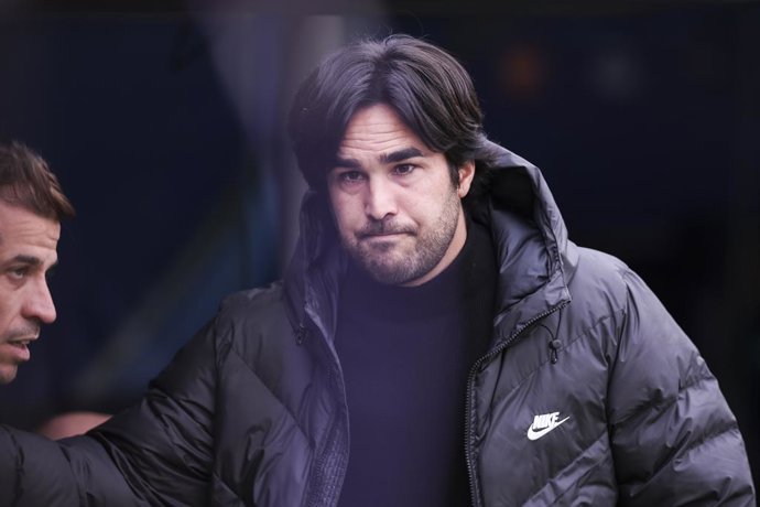 Pere Romeu, técnico do FC Barcelona, observa durante a segunda partida das quartas de final da Liga dos Campeões Feminina da UEFA 2025/26, jogo de futebol disputado entre o FC Barcelona e o Real Madrid CF no estádio Spotify Camp Nou, em 2 de abril de 2026