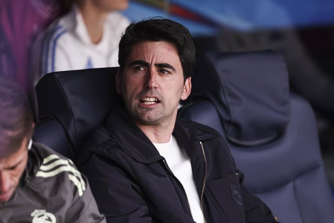 Pau Quesada, técnico do Real Madrid CF, observa durante a segunda partida das quartas de final da Liga dos Campeões Feminina da UEFA 2025/26, jogo disputado entre o FC Barcelona e o Real Madrid CF no estádio Spotify Camp Nou, em 2 de abril de 2026, em Bar