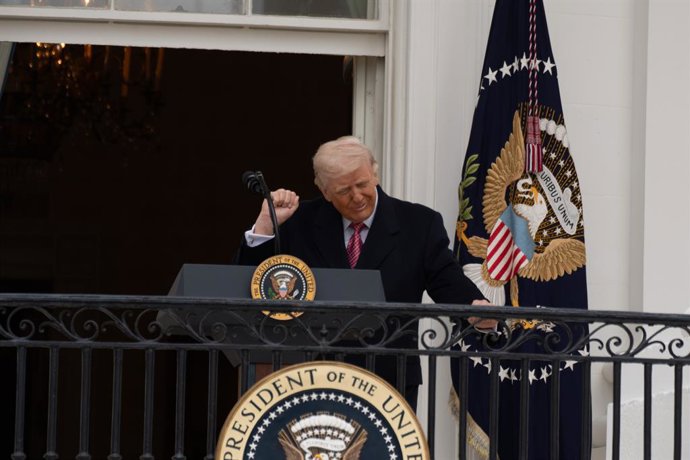 27 de março de 2026, Casa Branca, Washington, D.C., Estados Unidos: O presidente dos EUA, Donald Trump, dança após concluir um discurso na Varanda Truman, com vista para o Jardim Sul da Casa Branca, em Washington, D.C., em 27 de março de 2026. Espera-se q