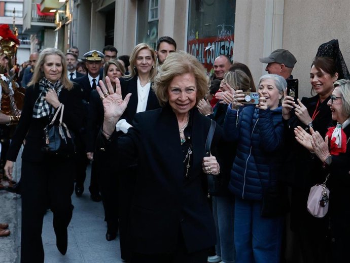 Doña Sofía y las infantas Elena y Cristina en Cartagena, para asistir a la procesión del Santísimo Cristo de los Mineros.