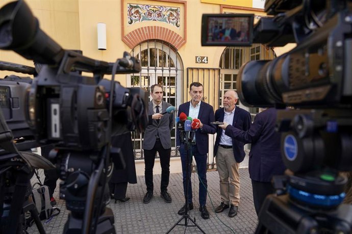 Archivo - El coordinador federal de Izquierda Unida, Antonio Maíllo, atiende a los medios antes de asistir al acto de reparación de la memoria de Manuel José García Caparrós. A 27 de febrero de 2025, en Málaga (Foto de archivo).