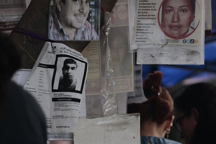 6 de março de 2026, Cidade do México, CDMX, México: Cartazes de pessoas desaparecidas estão pendurados em uma árvore em 6 de março de 2026 na Cidade do México. Em frente ao Centro de Atendimento Integral para a Busca de Pessoas Desaparecidas (CAIBP), o Co