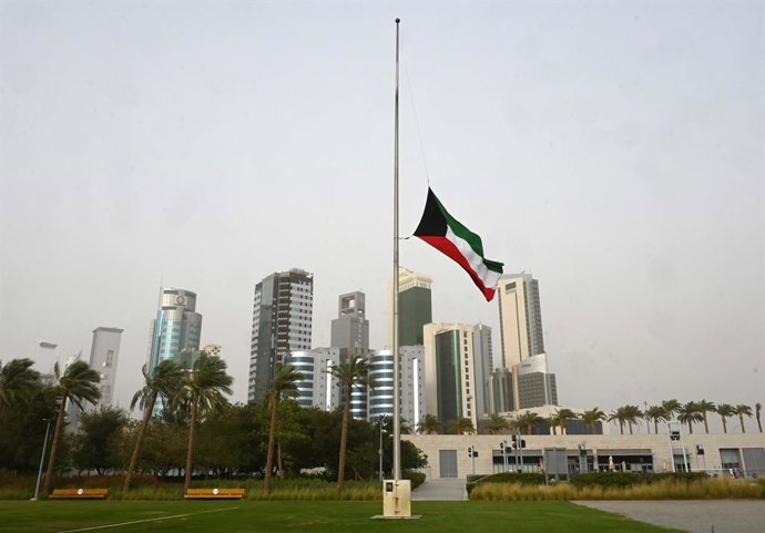 Archivo - KUWAIT CITY, May 13, 2022  -- A Kuwaiti national flag flies at half-mast to mourn the passing of President of the United Arab Emirates Sheikh Khalifa bin Zayed Al Nahyan in Kuwait City, Kuwait, on May 13, 2022. The President of the United Arab E