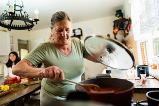 Archivo - Mujer mayor cocinando.