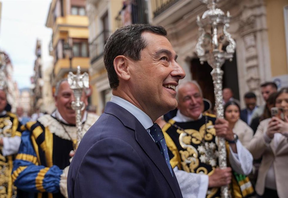 El presidente de la Junta de Andalucía, Juanma Moreno, junto a los acólitos de la Hermandad de La Piedad, durante la visita institucional al municipio de Cabra (Córdoba)