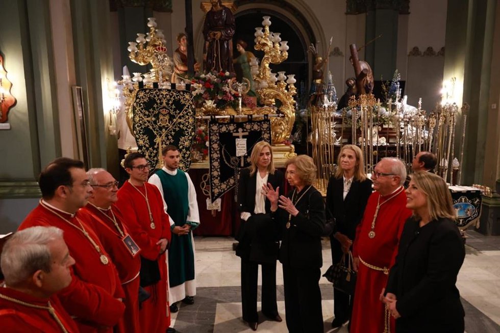 La reina Sofía y las infantas Elena y Cristina en la sede de la Cofradía California para visitar los tronos antes de la procesión del la Procesión Solemne del Silencio y del Santísimo Cristo de los Mineros de Cartagena