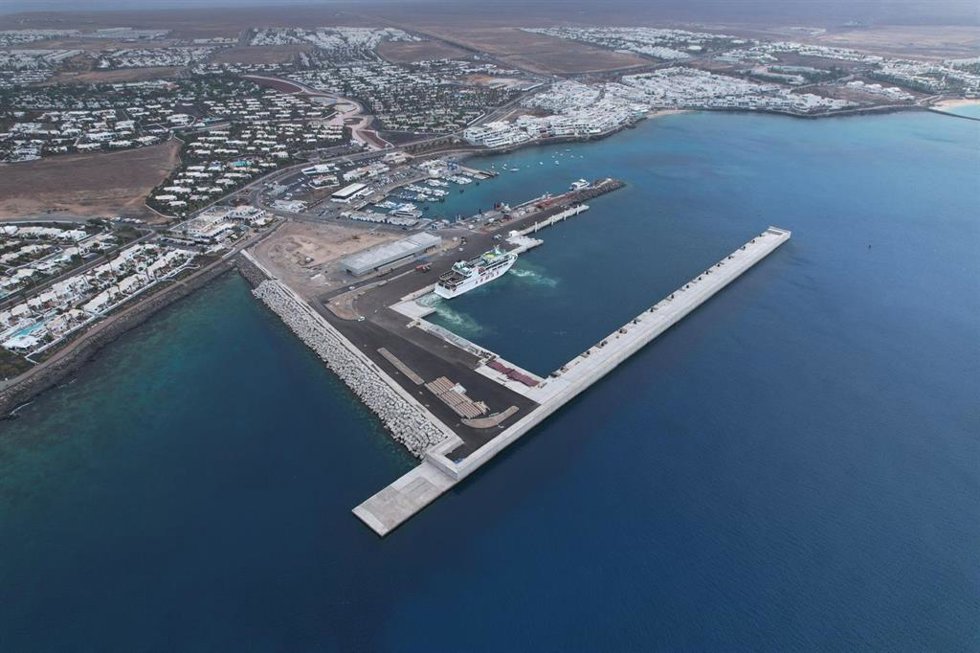 Archivo - Puerto de Playa Blanca, en Yaiza