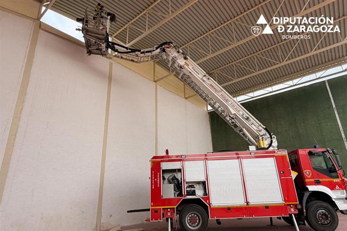 Bomberos de la DPZ atienden una incidencia en el pabellón de Alborge provocada por el fuerte viento