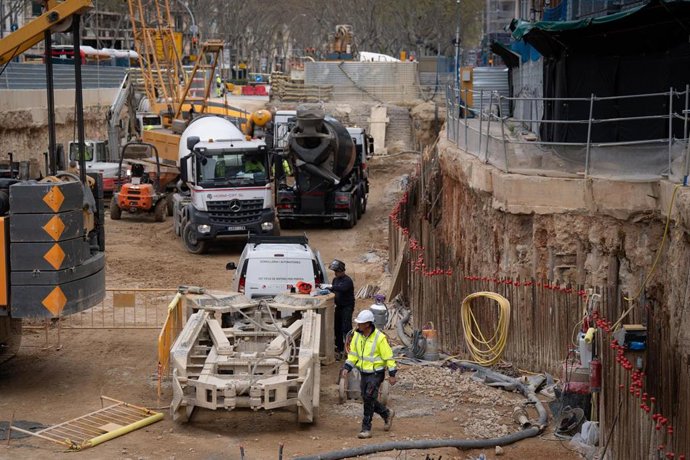 Archivo - Varios operarios trabajan en unas obras en Barcelona