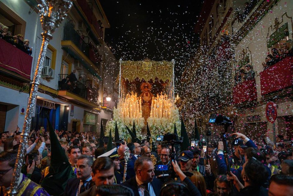 Ntra. Sra. De la Esperanza de Triana en su salida profesional en la Madrugá sevillana.