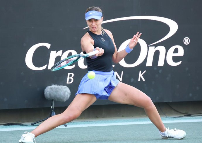 31 de março de 2026, Charleston, Carolina do Sul, EUA: PAULA BADOSA, da Espanha, durante a partida contra K. Day, dos EUA, na primeira rodada do torneio de tênis WTA 500 Charleston Open. Badosa venceu por 6-4 e 6-3.