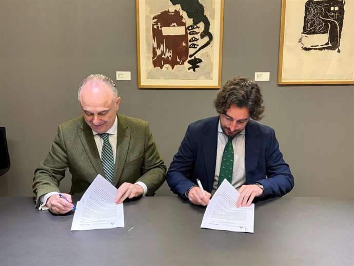 Firma de convenio entre Andalucía Emprende y MicroBank para colaborar en los 'premios Emprendemos'