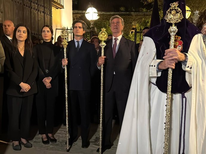 Los duques de Huéscar, Cayetano Martínez de Irujo y su mujer, Bárbara Mirjan, a las puertas del Palacio de Dueñas al paso de la Hermandad del Cristo de los Gitanos en 'la Madrugá'