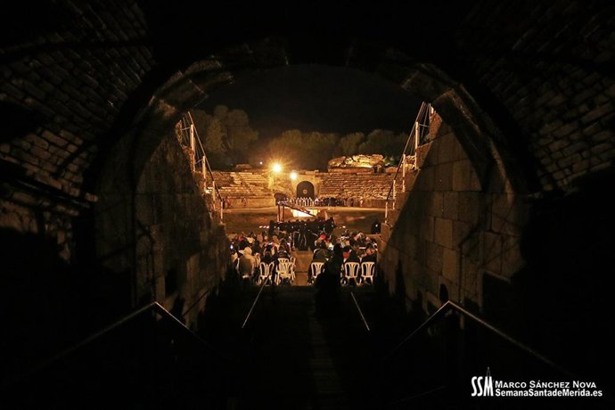 Archivo - Imagen de archivo del Vía Crucis en el Anfiteatro Romano de Mérida