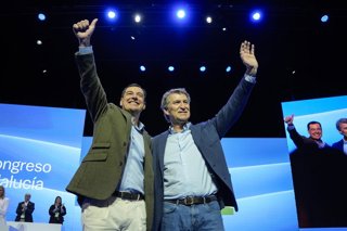Archivo - El presidente del PP, Albero Nuñez Feijoo, (d) junto a el presidente de la Junta de Andalucía, Juanma Moreno, (i) durante el congreso del PP-A. A 9 de noviembre de 2025. Tercera, y última, jornada del XVII Congreso del PP-A, que incluye la inter