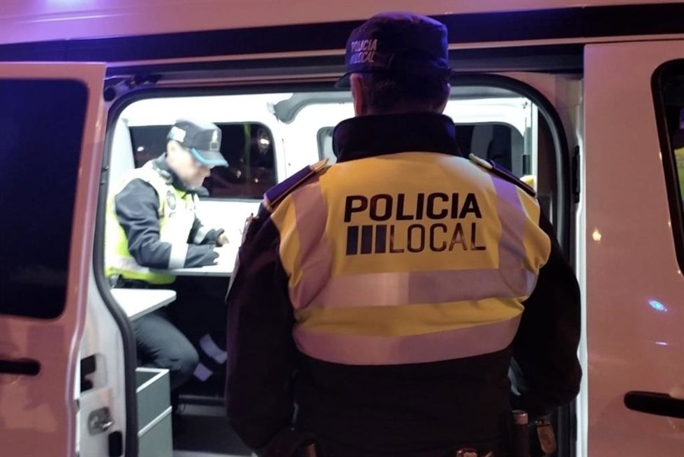 Agente de la Policía Local de Palma frente a un furgón.
