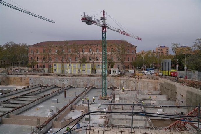 Varios trabajadores en las obras del antiguo Mercat del Peix, a 1 de abril de 2026, en Barcelona, Catalunya (España). 