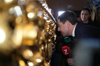 El presidente de la Junta de Andalucía, Juanma Moreno, dirigiéndose a los costaleros de El Abuelo de Jaén.