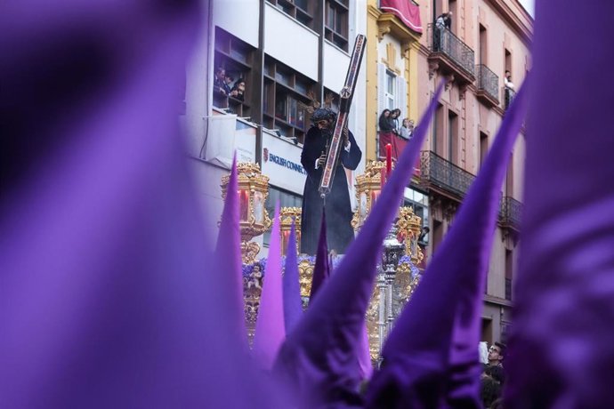 Archivo - El Nazareno de La O avanza entre capirotes de raso morado en la Semana Santa del pasado año.