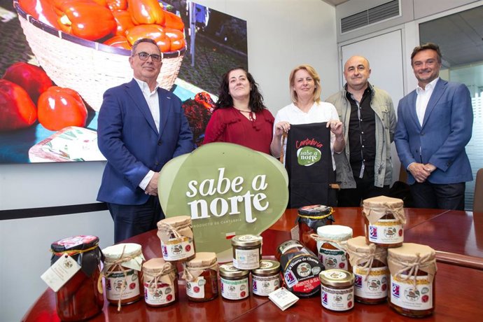 La consejera de Desarrollo Rural, Ganadería, Pesca y Alimentación, María Jesús Susinos, recibe al primer productor que ha incluido 'Sabe a Norte' en sus embalajes .