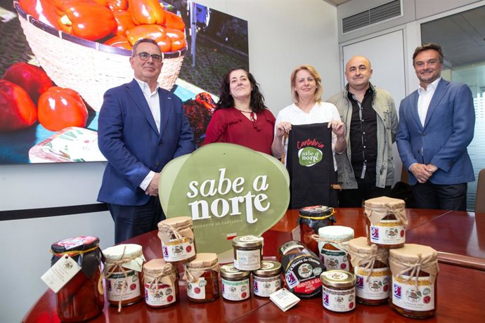 La consejera de Desarrollo Rural, Ganadería, Pesca y Alimentación, María Jesús Susinos, recibe al primer productor que ha incluido 'Sabe a Norte' en sus embalajes .