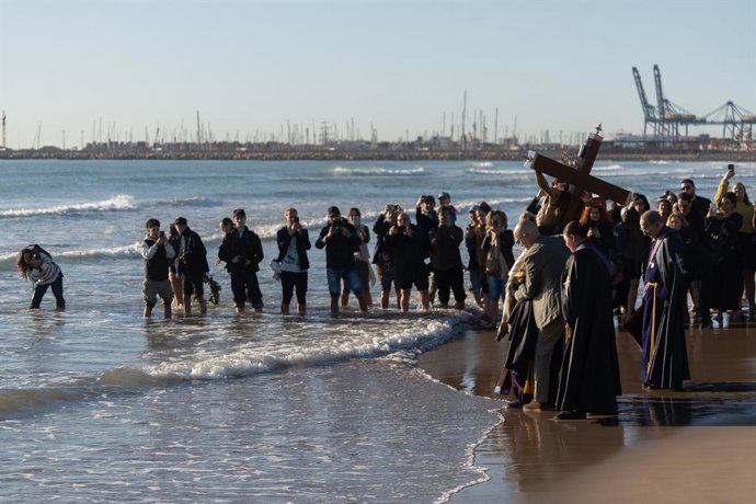 Chegada das imagens de Cristo à praia para a oração pelas vítimas do mar, na praia de Las Arenas, em 3 de abril de 2026, em Valência, Comunidade Valenciana (Espanha). A Sexta-feira Santa é o dia mais importante da Semana Santa Marinera de Valência, declar