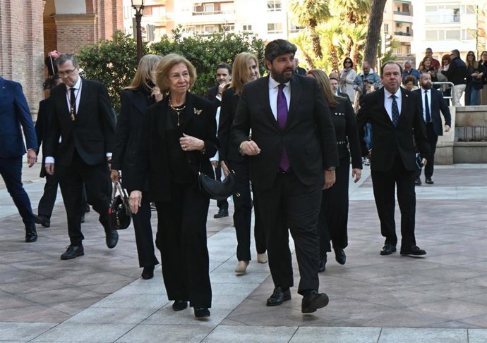 El presindente del Gobierno regional, Fernando López Miras, acompañando a la reina Sofía hasta el lugar desde donde ha visto la procesión de Nuestro Padre Jesús Nazareno en Murcia