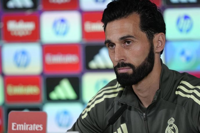 Álvaro Arbeloa, treinador principal, participa de sua coletiva de imprensa durante o dia de treinos do Real Madrid antes da partida da Liga Espanhola, LaLiga EA Sports, contra o Atlético de Madrid, na Cidade Desportiva do Real Madrid, em 21 de março de 20