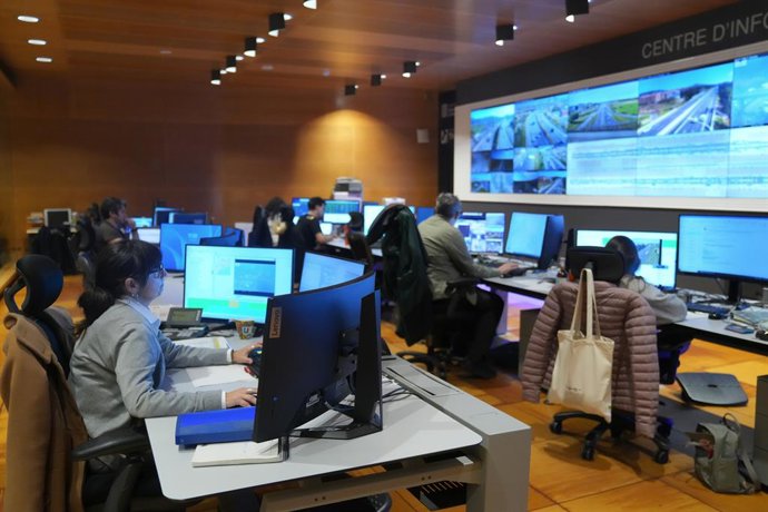 Pantalles d'informació del Servei Català de Trànsit durant les mesures especials per a la segona fase del dispositiu especial de tràfic de Setmana Santa, a 2 d'abril de 2026, a Barcelona, Catalunya (Espanya). 