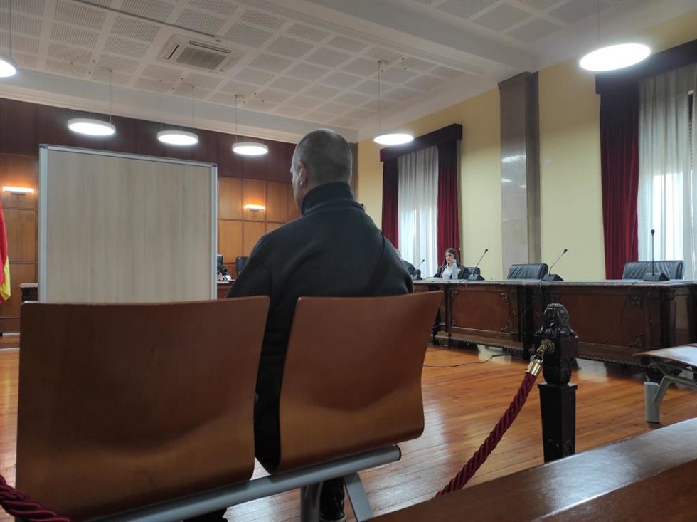 Archivo - El acusado frente al biombo que protegió a la joven durante su testimonio en el juicio/Archivo