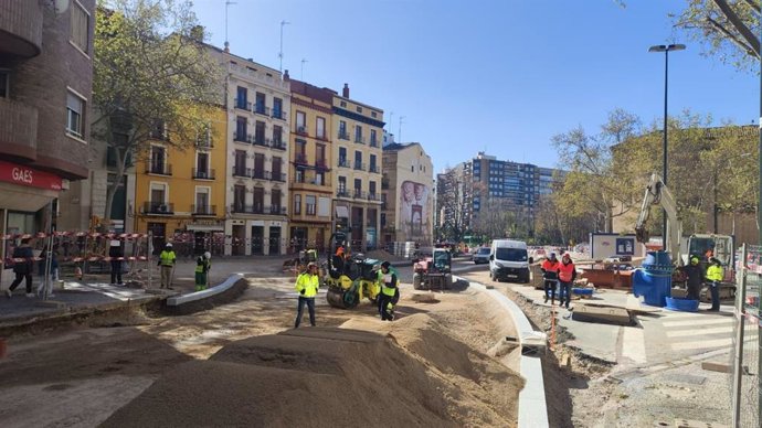 Las obras de reforma integral de San Miguel suben el ritmo y se aprecia urbanización exterior de la plaza