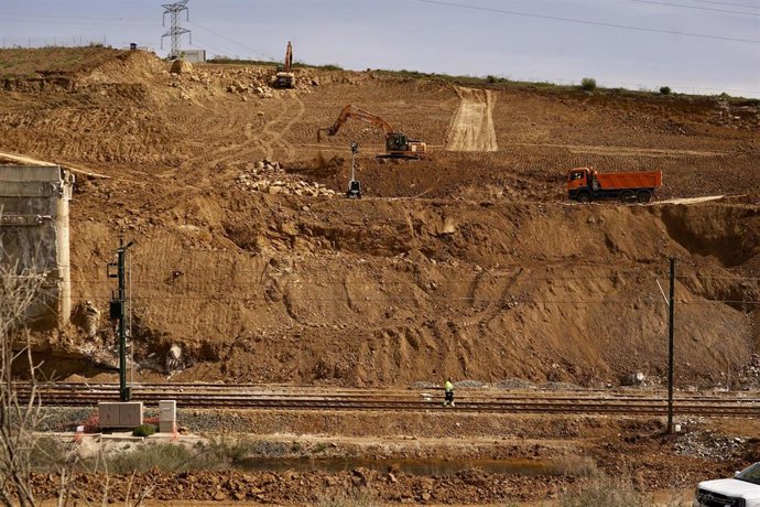 Imagen de las obras de emergencias sobre el talud que se vio gravemente afectado por el pasado temporal a su paso por Álora (Málaga) y que mantiene sin servicio directo la conexión del AVE Madrid-Málaga. En imagen de archivo.