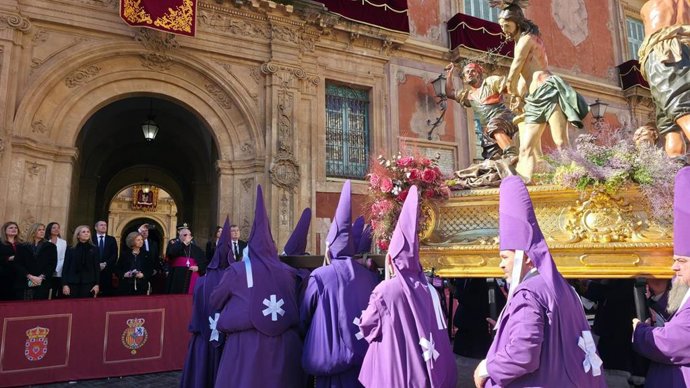 La reina Sofía y las infantas Elena y Cristina observan el paso de 'Los Azotes' de Francisco Salzillo durante la procesión de Viernes Santo