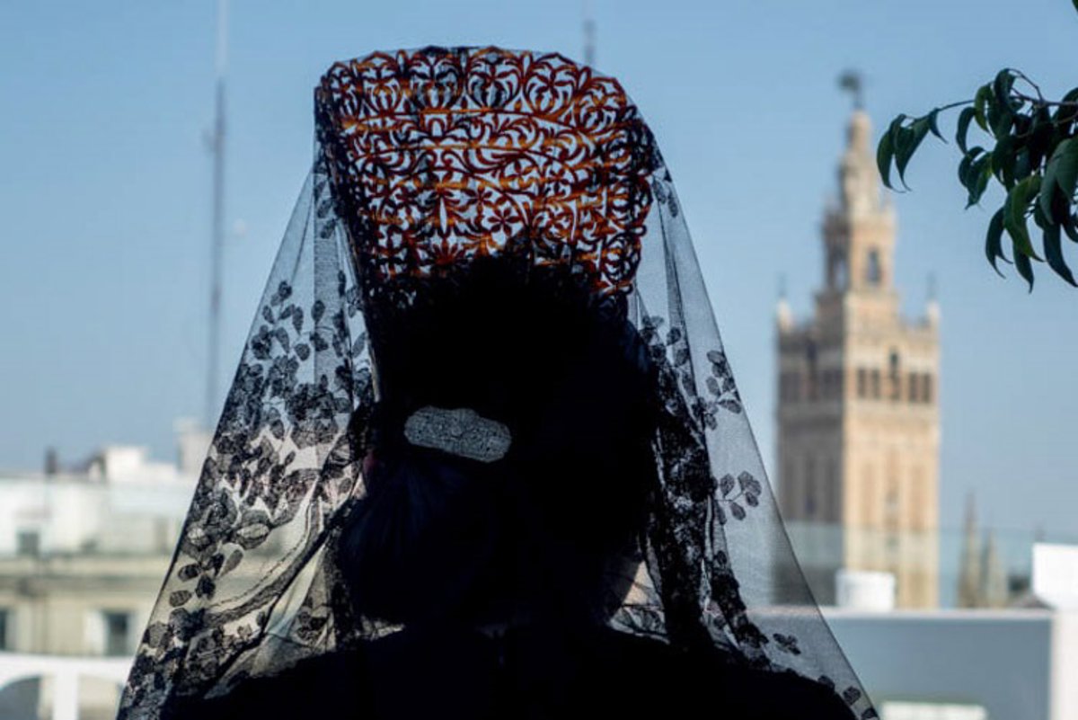 Artesanos extremeños elaboran mantillas y peinetas únicas para la Semana Santa