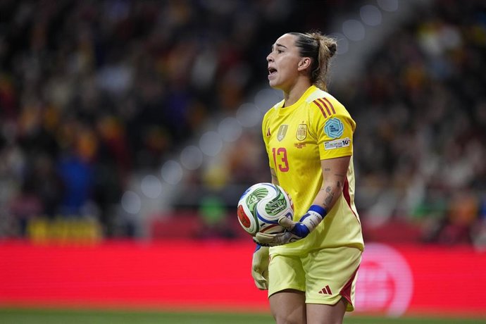 Archivo - Cata Coll con la selección española de fútbol