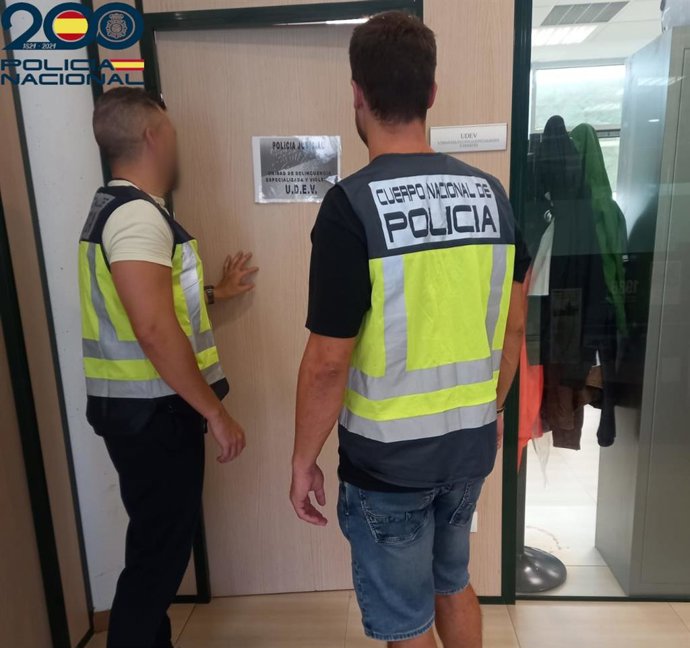 Dos agentes de la Policía Nacional.