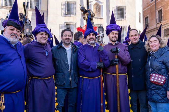 El presidente del Partido Popular de Castilla-La Mancha, Paco Núñez, ha presenciado la procesión Camino del Calvario.