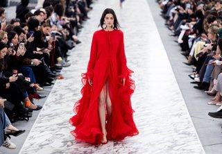Modelo desfila durante el desfile de Juan Vidal en la Mercedes-Benz Fashion Week Madrid, a 18 de marzo de 2026, en Madrid (España). El desfile de Juan Vidal se integra en la jornada inaugural de Mercedes-Benz Fashion Week Madrid 2026, donde el diseñador a