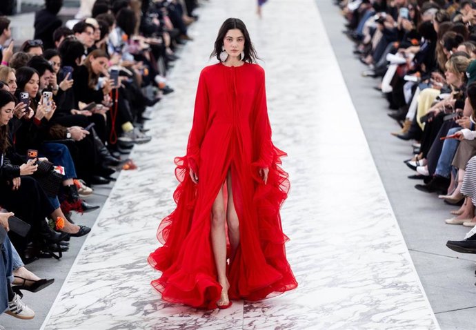 Modelo desfila durante el desfile de Juan Vidal en la Mercedes-Benz Fashion Week Madrid, a 18 de marzo de 2026, en Madrid (España). El desfile de Juan Vidal se integra en la jornada inaugural de Mercedes-Benz Fashion Week Madrid 2026, donde el diseñador a