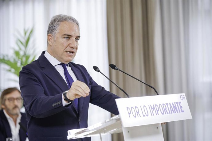 El vicesecretario de coordinación autonómica y local y análisis electoral del Partido Popular, Elías Bendodo, durante un encuentro del Partido Popular, en el Hotel Ciudad de Vitoria, a 10 de marzo de 2026, en Vitoria, Álava, País Vasco (España). 