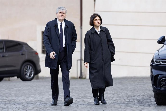 Gianmarco Mazzi, acompanhado por sua secretária-chefe Rita Rubini, chega ao Quirinal para a cerimônia de posse como ministro do Turismo, Roma, sexta-feira, 3 de abril de 2026 (Foto: Roberto Monaldo / LaPresse) ..Gianmarco Mazzi chega ao Quirinal para a ce