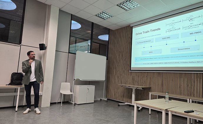 Archivo - El ingeniero Sergio Fernández Munguía, durante una conferencia en la Universidad Pública de Navarra (UPNA).