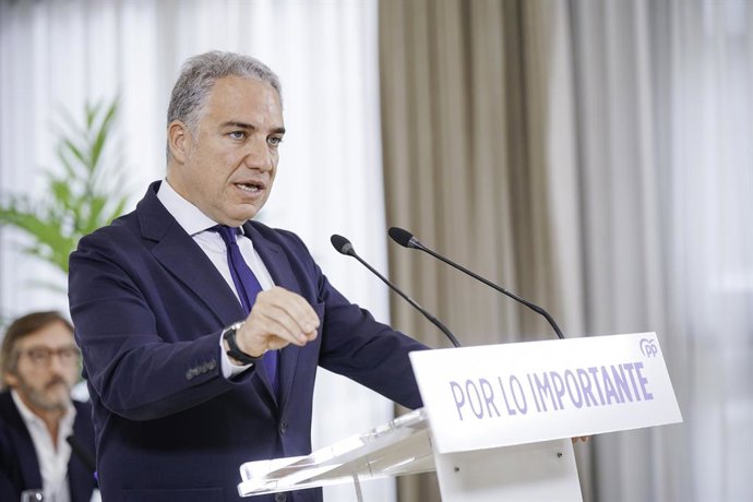 El sotssecretari de coordinació autonòmica i local i anàlisi electoral del Partit Popular, Elías Bendodo, durant una trobada del Partit Popular, a l'Hotel Ciutat de Vitòria, a 10 de març de 2026, a Vitòria, Àlaba, País Basc (Espanya). 