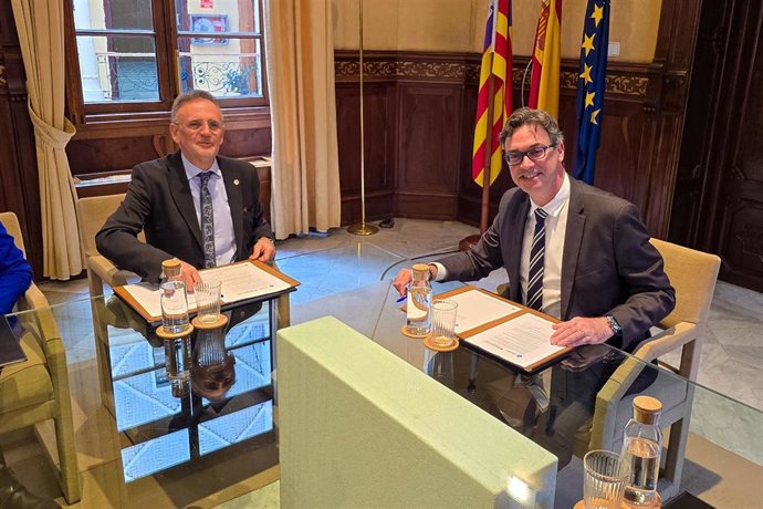 El rector de la UIB, Jaume Carot, y el vicepresidente y conseller de Economía, Hacienda e Innovación, Antoni Costa, durante la firma del convenio para implantar el Espai Cotib.
