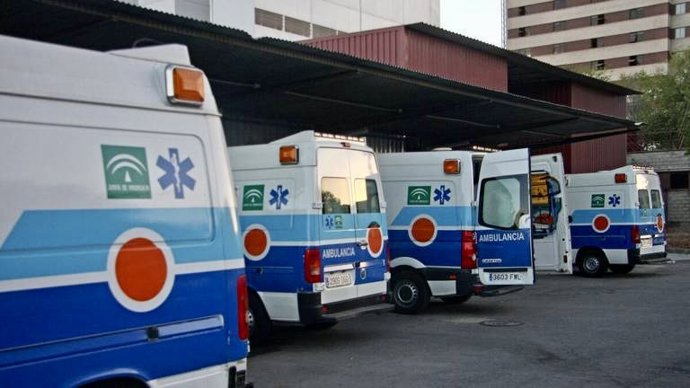 Ambulancias del consorcio de Huelva en imagen de archivo.