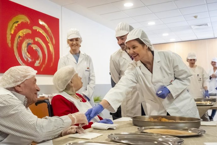 La consejera de Familia, Ana Dávila, participa en un taller de torrijas en la residencia Amavir de Pozuelo de Alarcón.