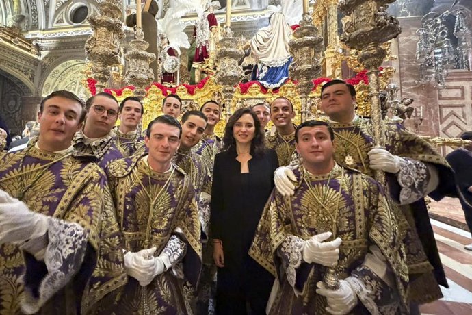 La presidenta de la Comunidad de Madrid, Isabel Díaz Ayuso, asiste a las procesiones de La Madrugá en Sevilla.