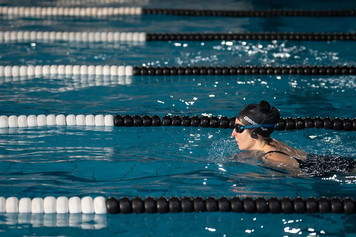 Una persona nada en una piscina