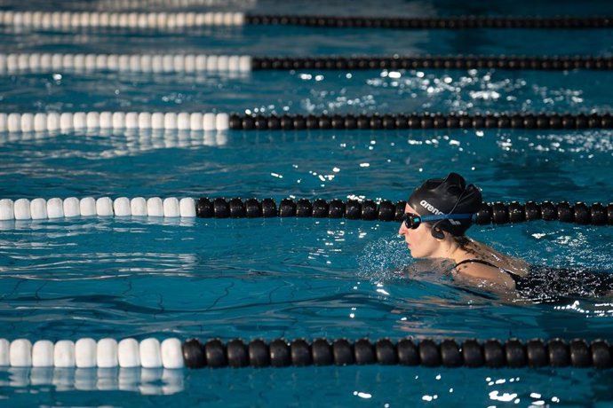 Archivo - Una persona nada en una piscina